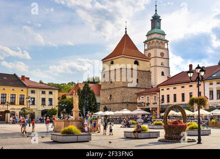 Zywiec, Polen - 30. August 2020: Panoramablick auf den Marktplatz mit historischem Steinglockenturm und der Geburtskathedrale der seligen Jungfrau Maria