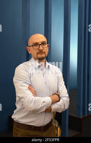 Portrait eines mutigen Bussinesmans mittleren Alters mit Brillen, die selbstbewusst direkt auf dich blicken. Selbstdarstellung. Stockfoto