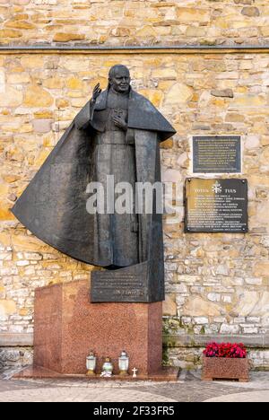 Zywiec, Polen - 30. August 2020: Statue von Papst Johannes Paul II. Vom Bildhauer Czeslaw Dzwigaj am Steinglockenturm im historischen Zentrum Zywiecs in Schlesien Stockfoto