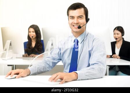 Geschäftsleute, die im Call-center Stockfoto