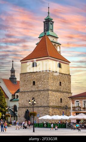 Zywiec, Polen - 30. August 2020: Panoramablick auf den Marktplatz mit historischem Steinglockenturm und der Geburtskathedrale der seligen Jungfrau Maria