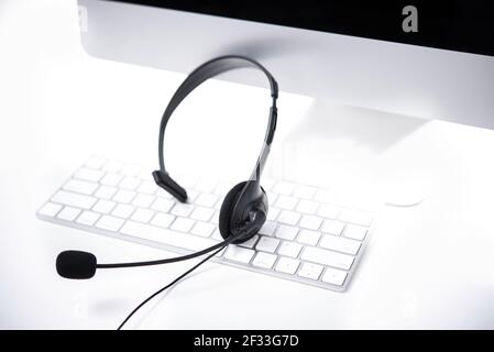 Mikrofon-Headsets auf dem Tisch mit Computer-Tastatur in Anruf Zentrieren Stockfoto