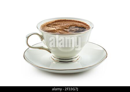 Schwarzer Kaffee serviert in einer Porzellanbecher auf einem isolierten weißen Hintergrund. Stockfoto