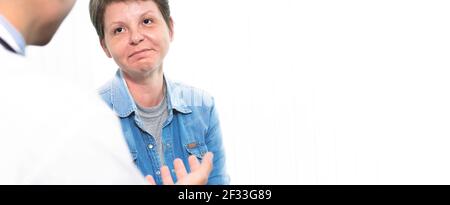 Arzt im Gespräch mit älteren Frau Patient - medizinische Panorama-Banner Hintergrund mit Kopierbereich Stockfoto