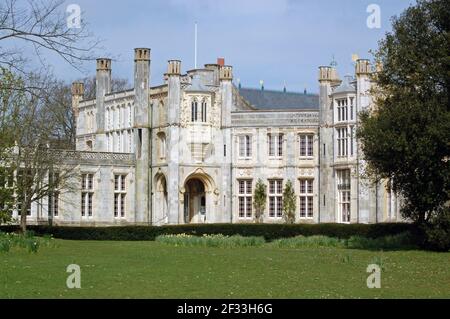 Die Vorderseite des historischen Herrenhauses, Highcliff Castle in der Nähe von Christchurch in Dorset. Die Burg wurde im frühen 19th. Jahrhundert erbaut und ist heute öffentlich Pro Stockfoto