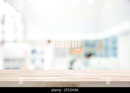 Leere Holztheke auf Blur Apotheke (Apotheke oder Drogerie) Hintergrund Stockfoto