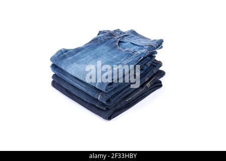 Blue Jeans auf weißem Hintergrund gefaltet Stockfoto