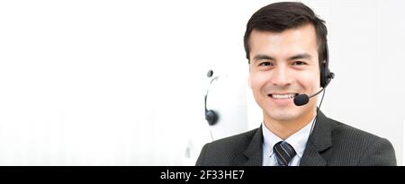 Schöner hispanischer Geschäftsmann, der im Call Center arbeitet - Panorama-Banner Hintergrund Stockfoto