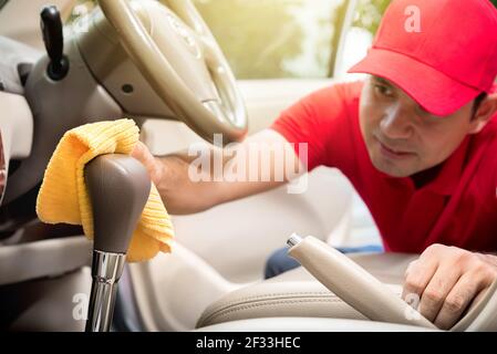 Auto-Service-Personal Reinigung Auto Innenraum - Auto Detaillierung und Konzepte für die Valeting Stockfoto