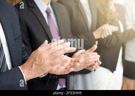 Geschäftsleute klatschen in die Hände - Gratulation und Wertschätzung Konzepte Stockfoto