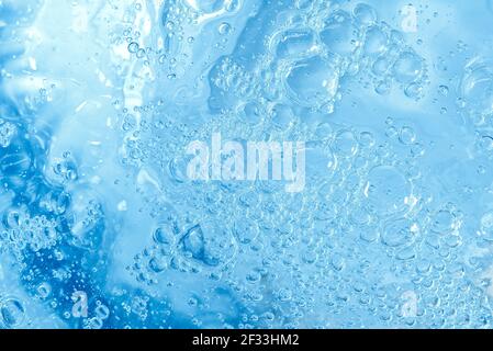 Blau transparent sauberes Trinkwasser abstrakter Hintergrund. Wasseroberfläche mit Luftblasen Hintergrund Stockfoto