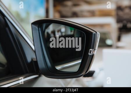 Seitenspiegel in einem modernen Auto. Stockfoto