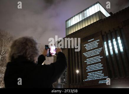 REDAKTIONELLE VERWENDUNG NUR EIN neues Gedicht mit dem Titel "Presence" der Wortinstallationskünstlerin Christina Rehill wird auf die Tate Modern in London projiziert, um den UNESCO World Poetry Day am Sonntag, den 21st. März, zu feiern. Bilddatum: Freitag, 12. März 2021. Stockfoto