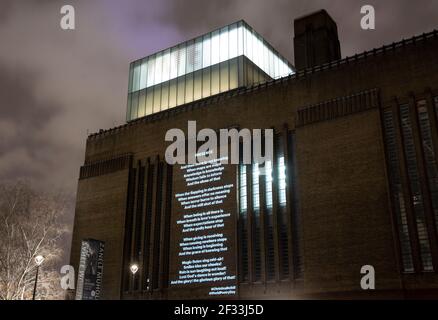 REDAKTIONELLE VERWENDUNG NUR EIN neues Gedicht mit dem Titel "Presence" der Wortinstallationskünstlerin Christina Rehill wird auf die Tate Modern in London projiziert, um den UNESCO World Poetry Day am Sonntag, den 21st. März, zu feiern. Bilddatum: Freitag, 12. März 2021. Stockfoto