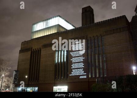 REDAKTIONELLE VERWENDUNG NUR EIN neues Gedicht mit dem Titel "Presence" der Wortinstallationskünstlerin Christina Rehill wird auf die Tate Modern in London projiziert, um den UNESCO World Poetry Day am Sonntag, den 21st. März, zu feiern. Bilddatum: Freitag, 12. März 2021. Stockfoto