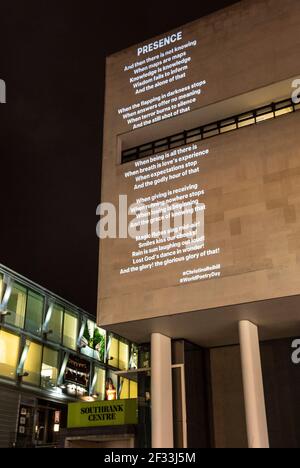 REDAKTIONELLE VERWENDUNG NUR EIN neues Gedicht mit dem Titel "Presence" der Wortinstallationskünstlerin Christina Rehill wird zur Feier des UNESCO World Poetry Day am Sonntag, den 21st. März, in die Royal Festival Hall in London projiziert. Bilddatum: Freitag, 12. März 2021. Stockfoto