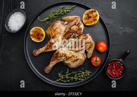 Gegrilltes Hähnchen mit Chimichurri-Sauce, auf schwarzem Hintergrund, Draufsicht Stockfoto