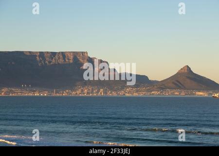 Blick auf den Tafelberg und Lion's Head nur beforse Sonnenuntergang in Kapstadt, Western Cape, Südafrika Stockfoto