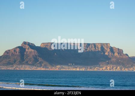 Tafelberg kurz vor Sonnenuntergang vom Bloubergstrand aus gesehen Kapstadt im Westkap von Südafrika Stockfoto