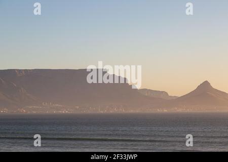 Blick auf den Tafelberg in der frühen Abendsonne vom Bloubergstrand in Kapstadt, Westkap von Südafrika Stockfoto