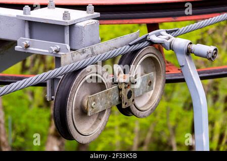 Zahnräder für Seilbahnen. Rollen und Rollen des Skilifts Stockfoto