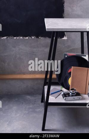 Modernes oder Retro-Konzept am Stuhl in der Nähe graue Wand Hintergrundstruktur. Design im Regal Stockfoto