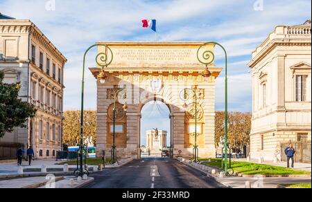 Arc de triomphe und der Garten von Peyrou mit der Statue von Ludwig XIV in Perspektive, in Montpellier, in Herault, Okzitanien, Frankreich Stockfoto