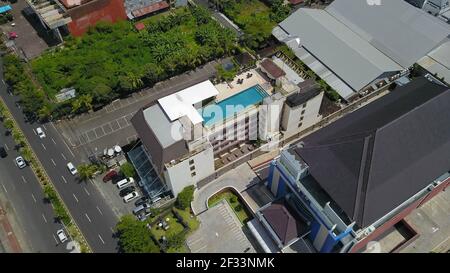 Kuta, Bali, Indonesien, 13. März 2021. Luftaufnahmen von einem Pool auf dem Dach. Luxushotel Atanaya. Die beste Sommersession auf einer wunderschönen Insel Stockfoto