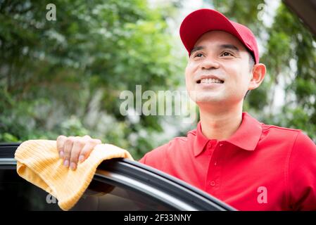 Auto-Service-Personal Reinigung Autotür Innenverkleidung mit  Microfaser-Tuch Stockfoto 572667181