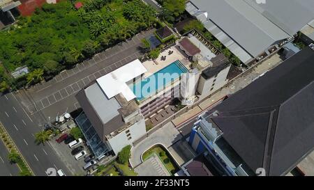 Kuta, Bali, Indonesien, 13. März 2021. Luftaufnahmen von einem Pool auf dem Dach. Luxushotel Atanaya. Die beste Sommersession auf einer wunderschönen Insel Stockfoto