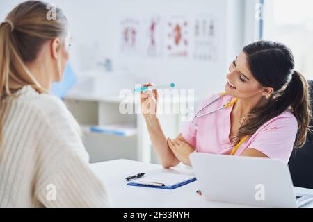 Arzt, Diagnose, ihre Patientin zu erklären Stockfoto