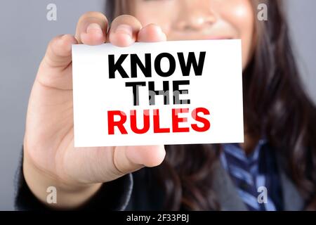 KENNEN SIE DIE REGELN, Botschaft auf der Karte von einer Geschäftsfrau gezeigt Stockfoto