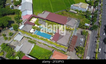 Kuta, Bali, Indonesien, 13. März 2021. Luftaufnahmen von einem Pool auf dem Dach. Luxushotel. Die beste Sommersitzung in einer schönen Insel genannt Stockfoto