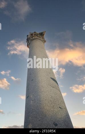 Ruinen der antiken Stadt Side; Säulen, Säulenköpfe, antike Brunnen und Steindekorationen. Side Manavgat Antalya Türkei. Unter dem wolkigen Himmel. Stockfoto