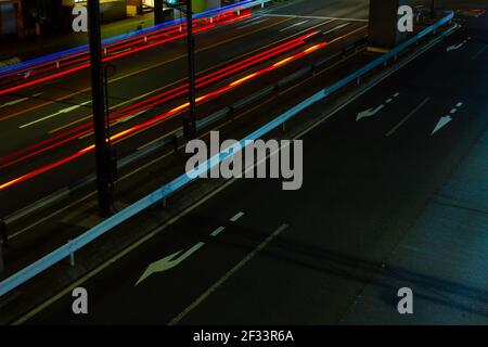 Ein Nachtverkehr auf der städtischen Straße in Ikejiriohashi Long Aufnahme Stockfoto