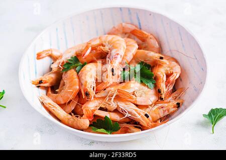 Garnelen auf einer Schüssel. Garnelen, Garnelen. Ganze gekochte Garnelen. Meeresfrüchte. Stockfoto