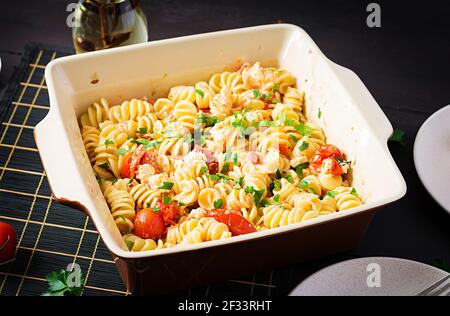 Fetapasta. Trending Feta backen Pasta Rezept aus Kirschtomaten, Feta-Käse, Knoblauch und Kräutern Stockfoto