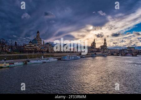 Dunkle Sturmwolken sammeln sich über der Altstadt, über der Elbe gesehen. Stockfoto