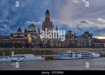 Dunkle Sturmwolken sammeln sich über der Frauenkirche und dem Albertinum in der Altstadt, über der Elbe gesehen. Stockfoto