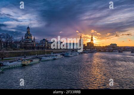 Die Sonne untergeht hinter dem Dreifaltigkeitsdom in der Altstadt, über die Elbe gesehen. Stockfoto