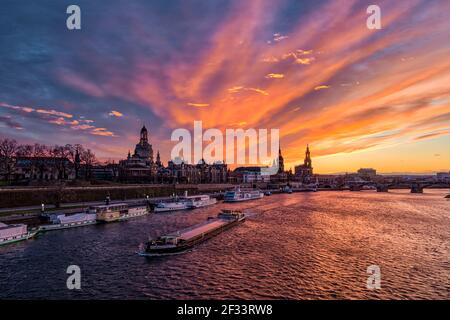 Roter Sonnenuntergang über der Marienkirche, dem Albertinum und der Dreifaltigkeitskathedrale in der Altstadt, über der Elbe gesehen, Stockfoto