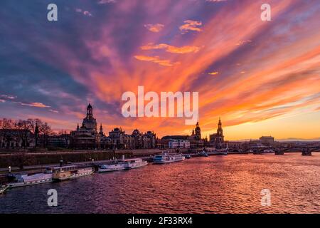 Roter Sonnenuntergang über der Marienkirche, dem Albertinum und der Dreifaltigkeitskathedrale in der Altstadt, über der Elbe gesehen. Stockfoto