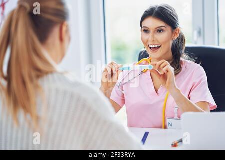 Arzt, Diagnose, ihre Patientin zu erklären Stockfoto