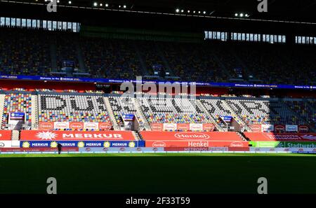 Düsseldorfer Schriftzug auf einem sonnigen Abschnitt der leeren Tribüne in der Merkur-Spiel-Arena. Düsseldorf, Nordrhein-Westfalen, Deutschland Stockfoto