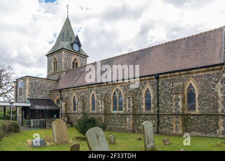 Holy Trinity Church, ein Feuerstein mit Kirchturm Kirche von England Kirche in Gateway Close, Northwood, Middlesex, England, Großbritannien gebaut Stockfoto