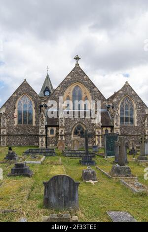 Holy Trinity Church, ein Feuerstein mit Kirchturm Kirche von England Kirche in Gateway Close, Northwood, Middlesex, England, Großbritannien gebaut Stockfoto