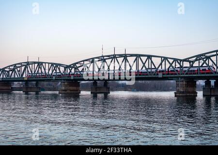 Eisenbahnbrücke über die Donau in Wien, Österreich bei Sonnenuntergang Stockfoto