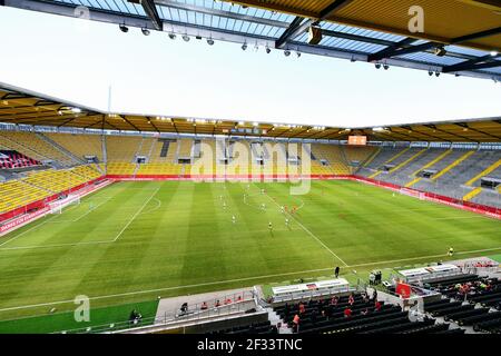 Fussball, Frauen-Nationalmannschaft, LŠnderspiel, Testspiel, Three Nations. Ein Tor, Tivoli Aachen, Deutschland (weiss) - Belgien (rot) 2:0, †bersich Stockfoto