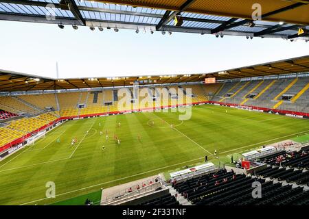 Fussball, Frauen-Nationalmannschaft, LŠnderspiel, Testspiel, Three Nations. Ein Tor, Tivoli Aachen, Deutschland (weiss) - Belgien (rot) 2:0, †bersich Stockfoto