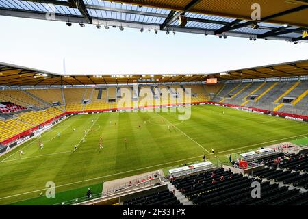 Fussball, Frauen-Nationalmannschaft, LŠnderspiel, Testspiel, Three Nations. Ein Tor, Tivoli Aachen, Deutschland (weiss) - Belgien (rot) 2:0, †bersich Stockfoto